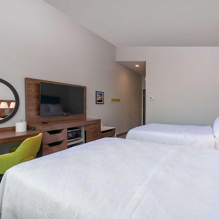 Hampton Inn Riverside March Air Force Base, Ca Экстерьер фото